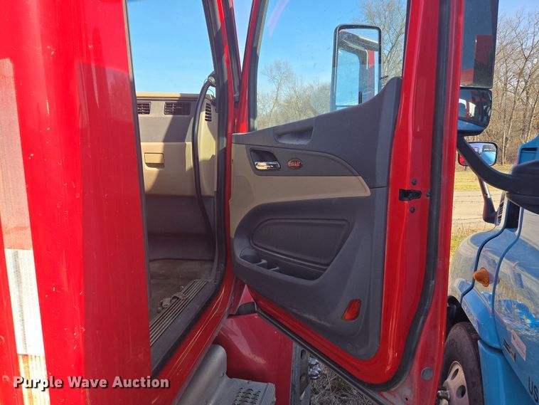 image for item EQ6860 2014 Peterbilt 579 semi truck