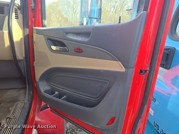 image for item EQ6860 2014 Peterbilt 579 semi truck