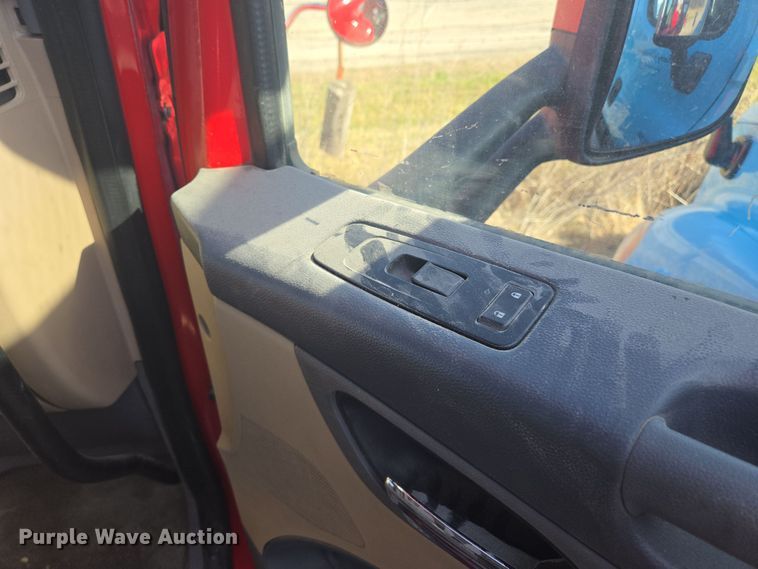 image for item EQ6860 2014 Peterbilt 579 semi truck