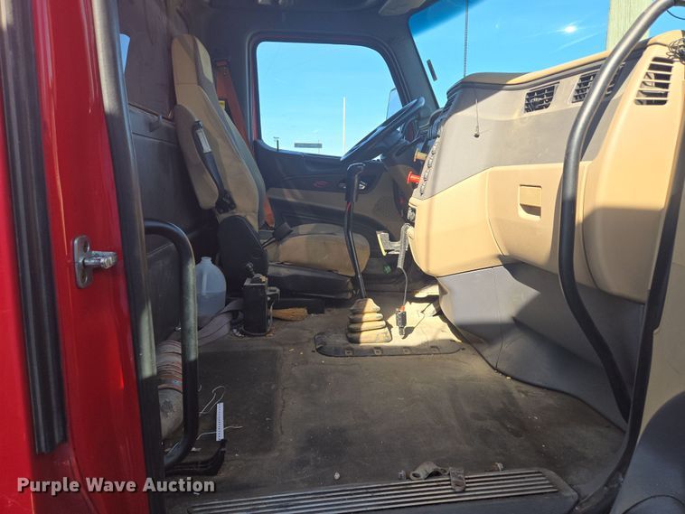 image for item EQ6860 2014 Peterbilt 579 semi truck