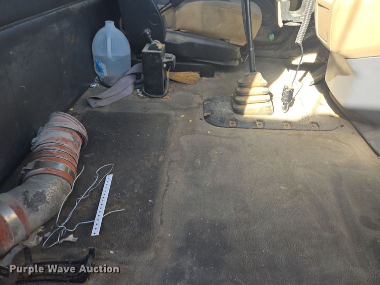 image for item EQ6860 2014 Peterbilt 579 semi truck