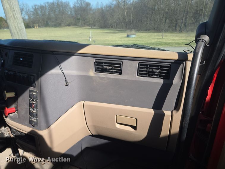 image for item EQ6860 2014 Peterbilt 579 semi truck