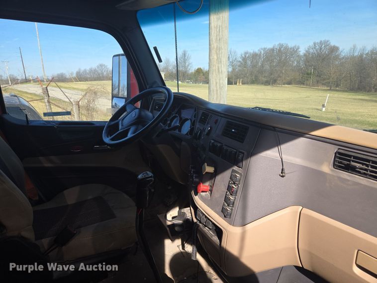 image for item EQ6860 2014 Peterbilt 579 semi truck