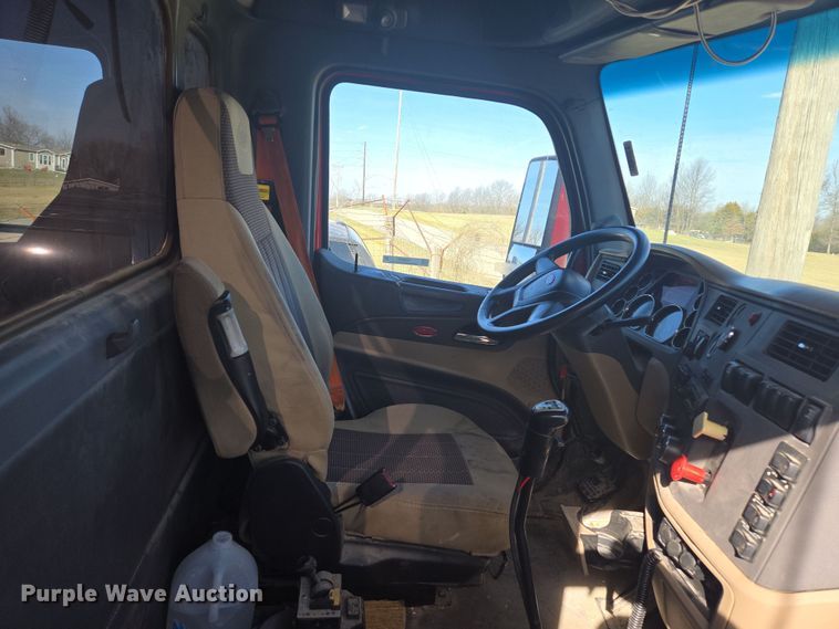 image for item EQ6860 2014 Peterbilt 579 semi truck