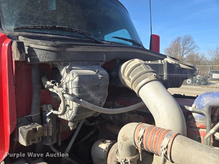 image for item EQ6860 2014 Peterbilt 579 semi truck