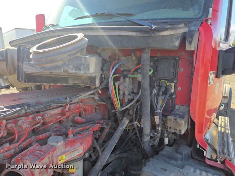 image for item EQ6860 2014 Peterbilt 579 semi truck