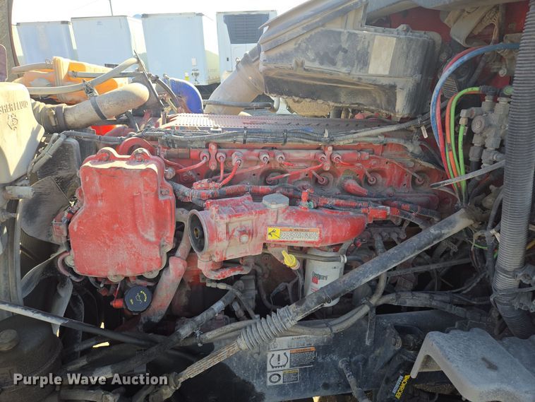 image for item EQ6860 2014 Peterbilt 579 semi truck