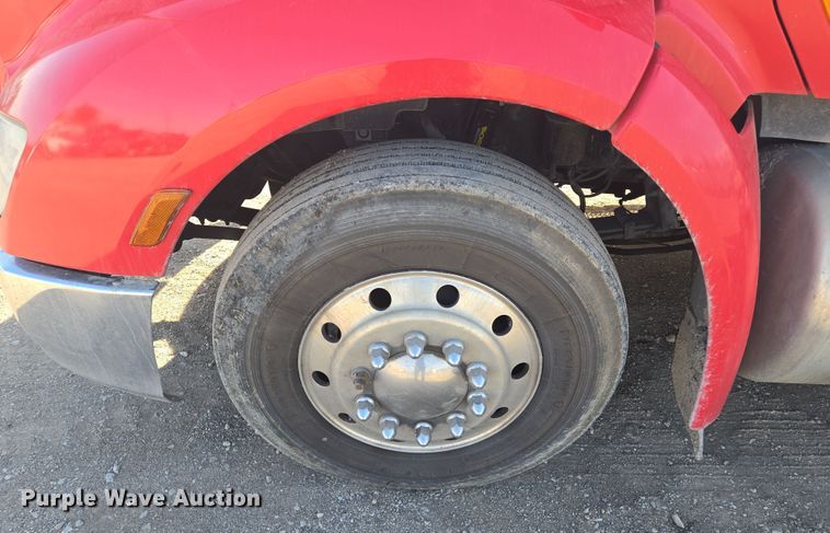 image for item EQ6860 2014 Peterbilt 579 semi truck