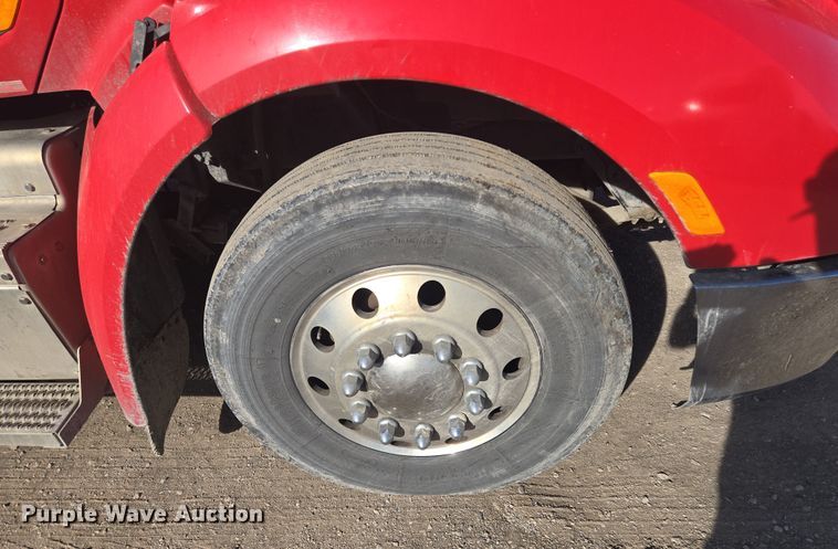 image for item EQ6860 2014 Peterbilt 579 semi truck