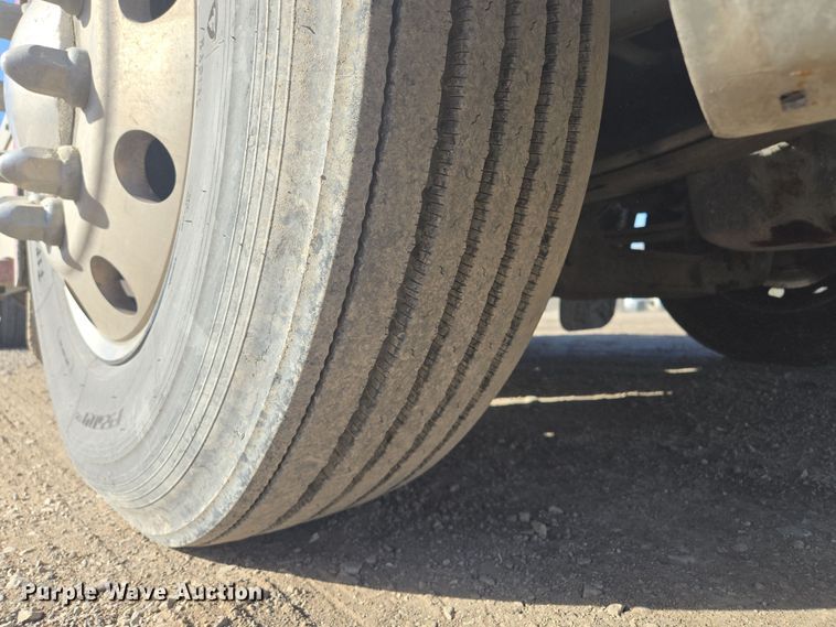 image for item EQ6860 2014 Peterbilt 579 semi truck