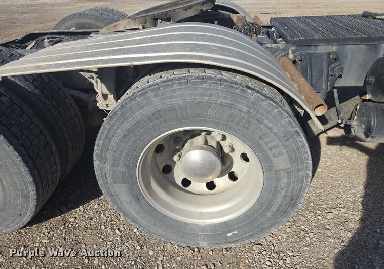 image for item EQ6860 2014 Peterbilt 579 semi truck