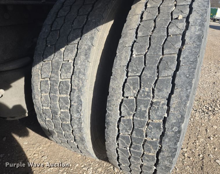 image for item EQ6860 2014 Peterbilt 579 semi truck