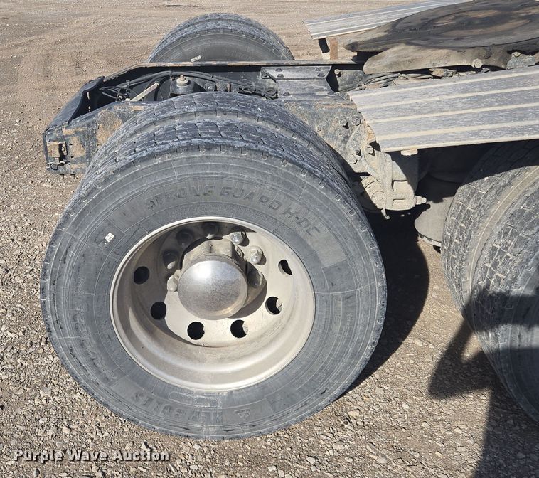 image for item EQ6860 2014 Peterbilt 579 semi truck