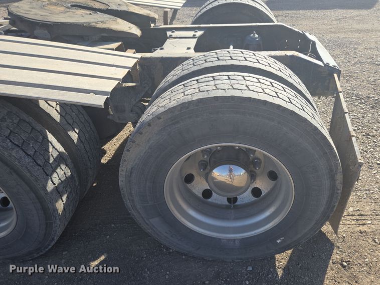 image for item EQ6860 2014 Peterbilt 579 semi truck