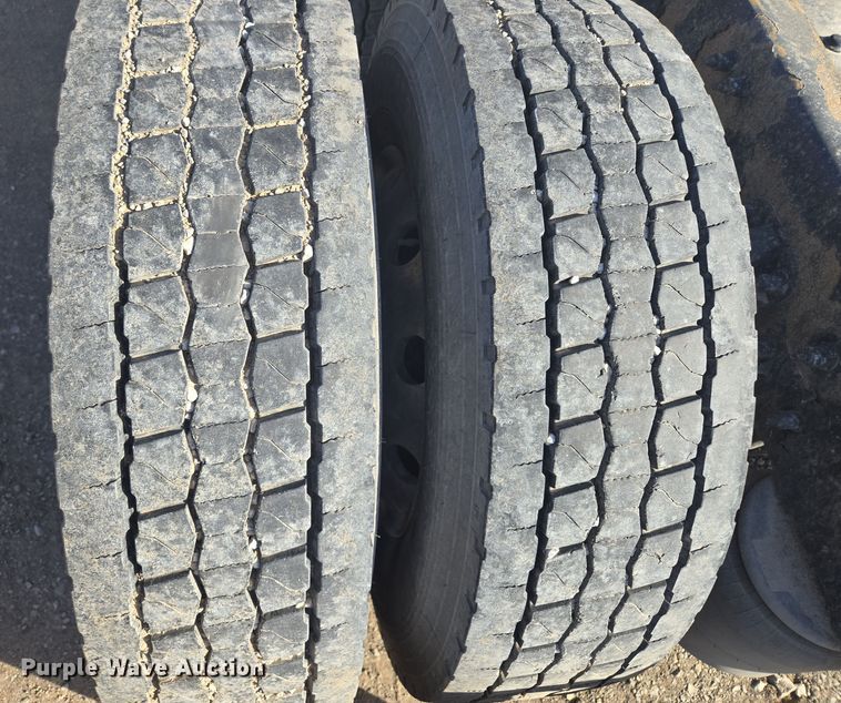 image for item EQ6860 2014 Peterbilt 579 semi truck