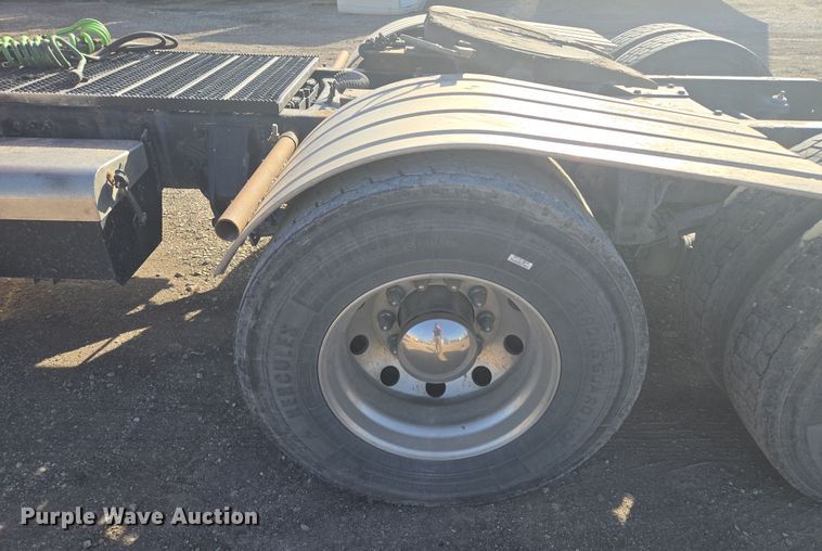 image for item EQ6860 2014 Peterbilt 579 semi truck