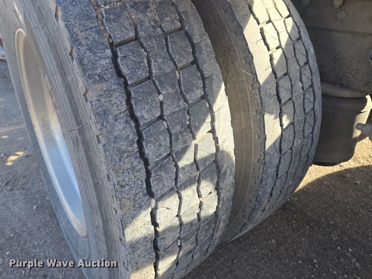 image for item EQ6860 2014 Peterbilt 579 semi truck