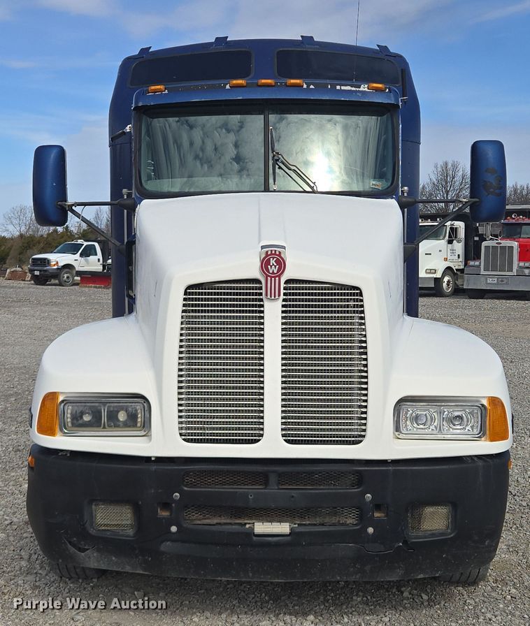 image for item EQ6895 2007 Kenworth T600 semi truck