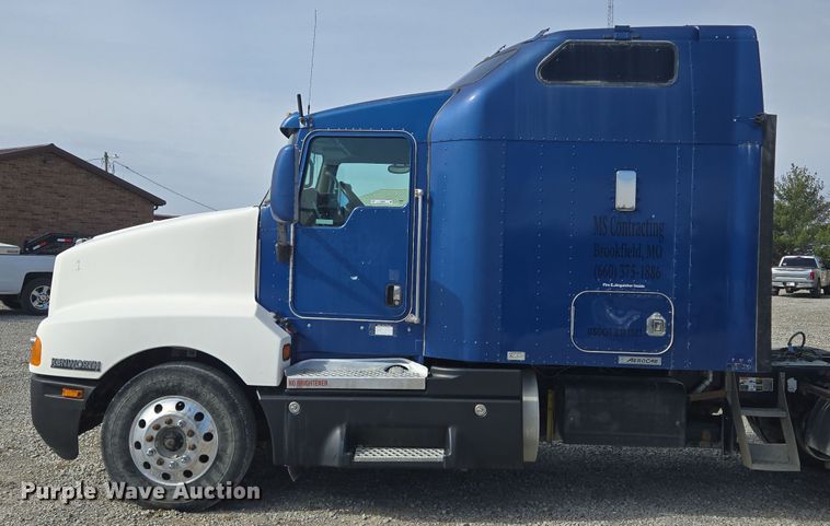 image for item EQ6895 2007 Kenworth T600 semi truck