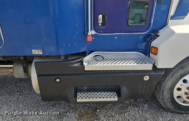 image for item EQ6895 2007 Kenworth T600 semi truck