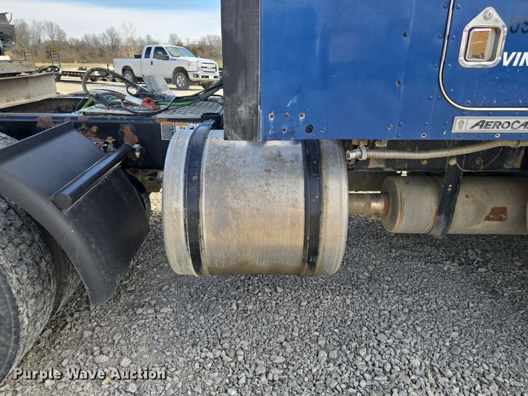 image for item EQ6895 2007 Kenworth T600 semi truck