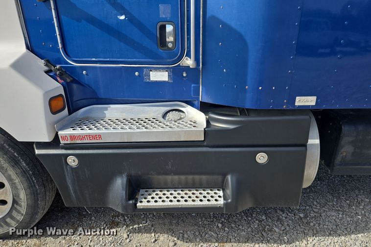 image for item EQ6895 2007 Kenworth T600 semi truck