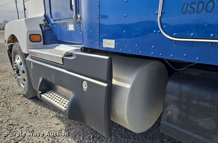 image for item EQ6895 2007 Kenworth T600 semi truck