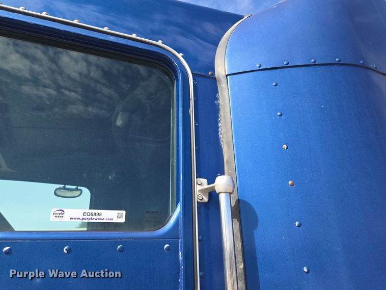 image for item EQ6895 2007 Kenworth T600 semi truck