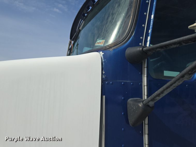 image for item EQ6895 2007 Kenworth T600 semi truck