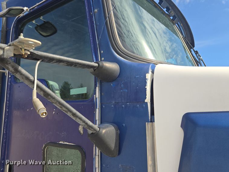 image for item EQ6895 2007 Kenworth T600 semi truck