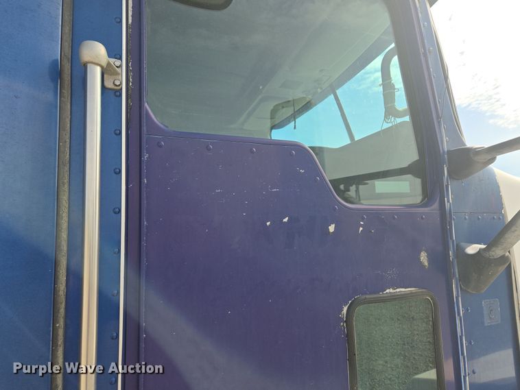 image for item EQ6895 2007 Kenworth T600 semi truck