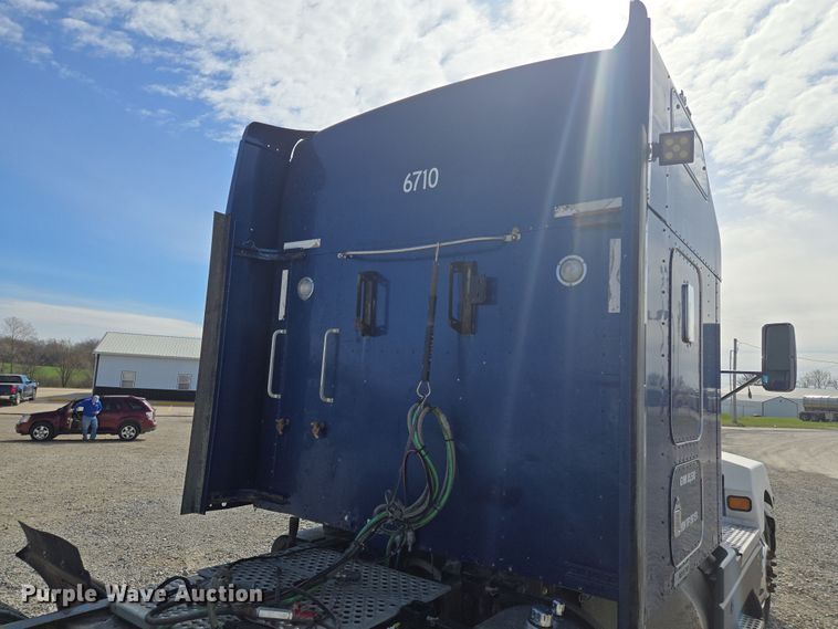 image for item EQ6895 2007 Kenworth T600 semi truck