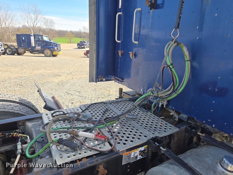 image for item EQ6895 2007 Kenworth T600 semi truck