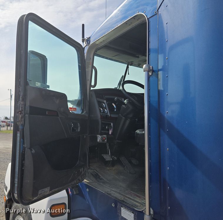 image for item EQ6895 2007 Kenworth T600 semi truck