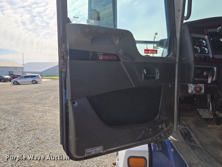 image for item EQ6895 2007 Kenworth T600 semi truck