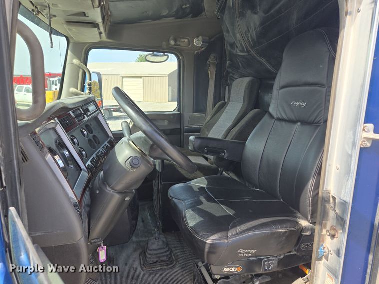 image for item EQ6895 2007 Kenworth T600 semi truck