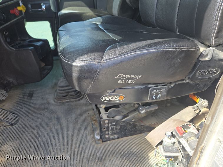 image for item EQ6895 2007 Kenworth T600 semi truck