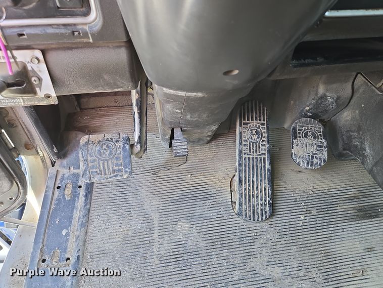 image for item EQ6895 2007 Kenworth T600 semi truck