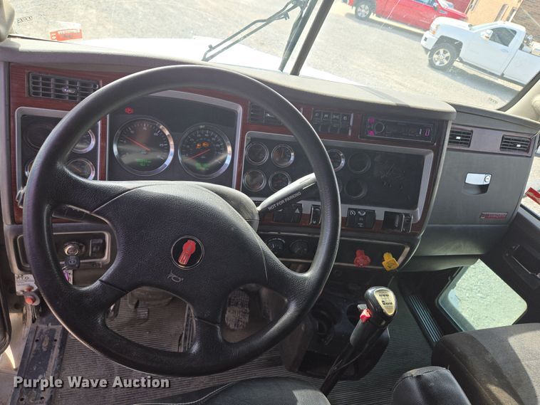 image for item EQ6895 2007 Kenworth T600 semi truck