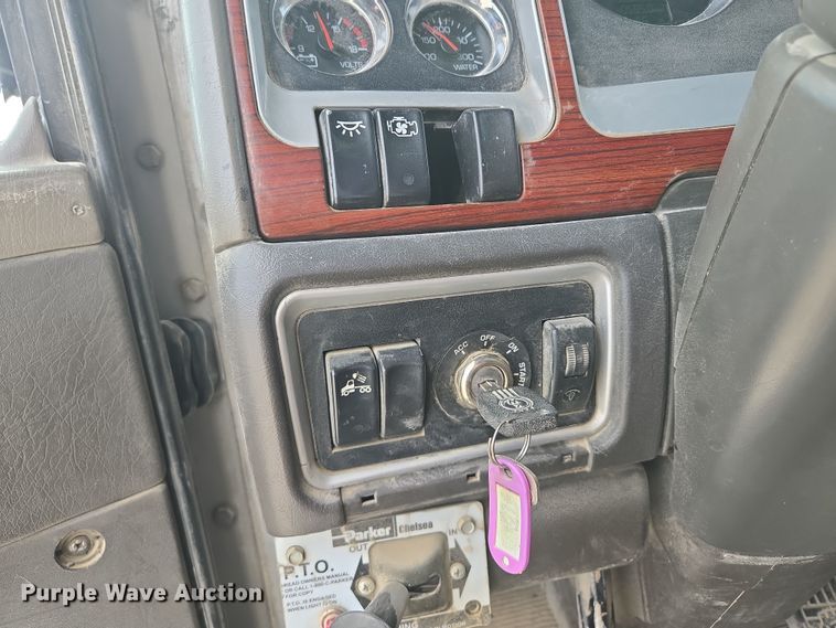 image for item EQ6895 2007 Kenworth T600 semi truck