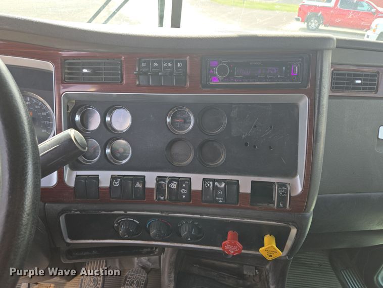 image for item EQ6895 2007 Kenworth T600 semi truck