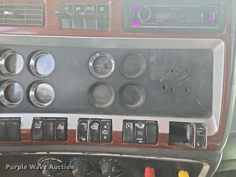 image for item EQ6895 2007 Kenworth T600 semi truck