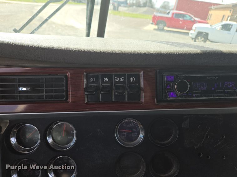 image for item EQ6895 2007 Kenworth T600 semi truck