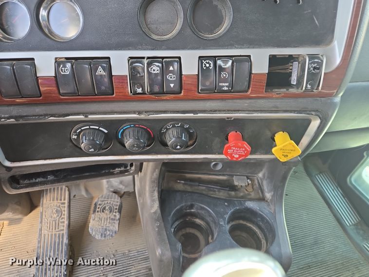 image for item EQ6895 2007 Kenworth T600 semi truck