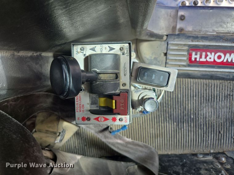 image for item EQ6895 2007 Kenworth T600 semi truck