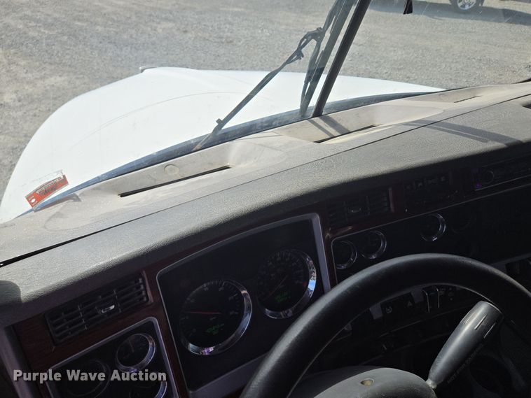 image for item EQ6895 2007 Kenworth T600 semi truck