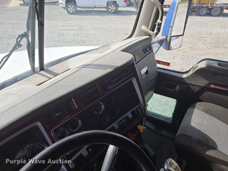 image for item EQ6895 2007 Kenworth T600 semi truck