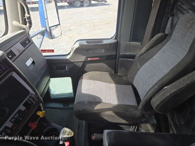 image for item EQ6895 2007 Kenworth T600 semi truck