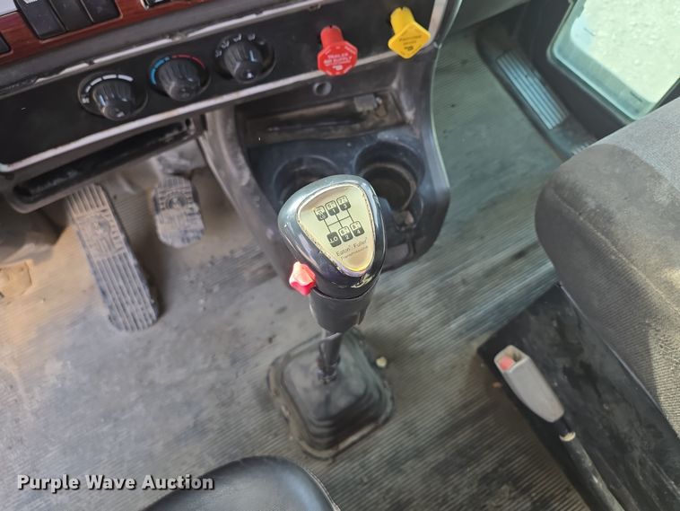 image for item EQ6895 2007 Kenworth T600 semi truck