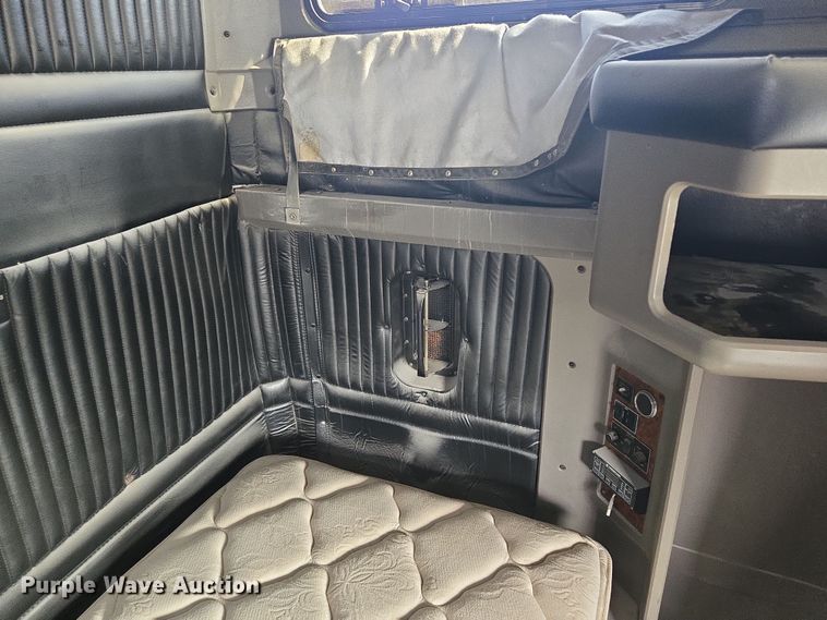 image for item EQ6895 2007 Kenworth T600 semi truck